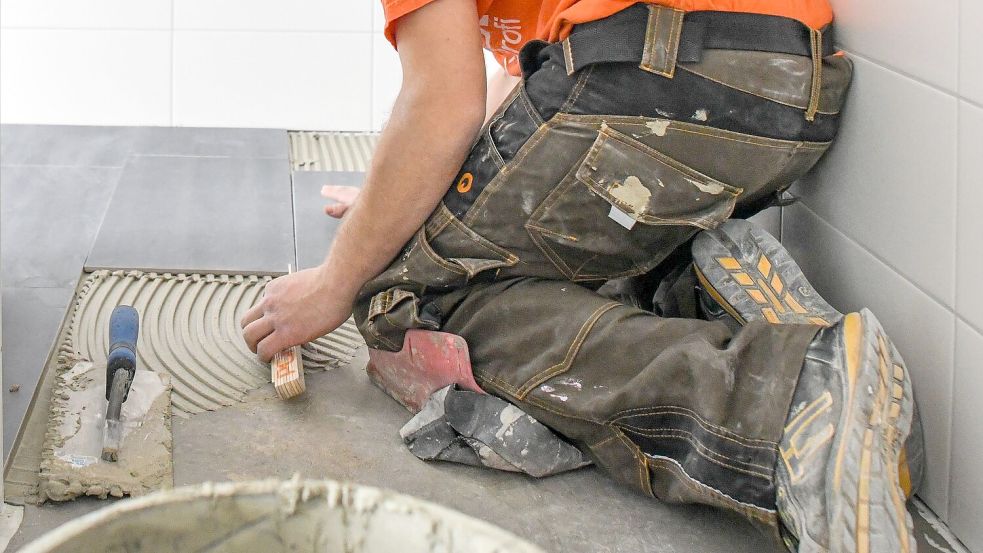 Fliesenleger: Das deutsche Handwerk beklagt einen Mangel an Nachwuchs. (Archivbild) Foto: Patrick Pleul/dpa-Zentralbild/dpa