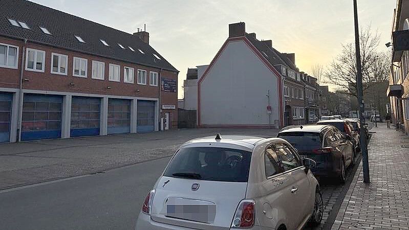 In der Brückstraße, etwa zwischen Feuerwehrwache und Reisebüro, passierte der Überfall. Foto: Hanssen