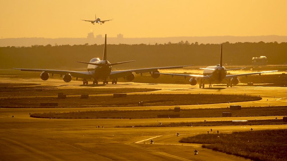 Am Frankfurter Flughafen ist ein Warnstreik der Beschäftigten im öffentlichen Dienst angekündigt. Foto: Boris Roessler/dpa