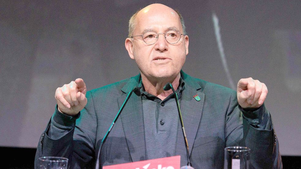 Gregor Gysi ist der dienstälteste Bundestagsabgeordnete und trinkt im SparkassenFoum in Leer ein Glas mit Lars. Foto: Carsten Koall/dpa