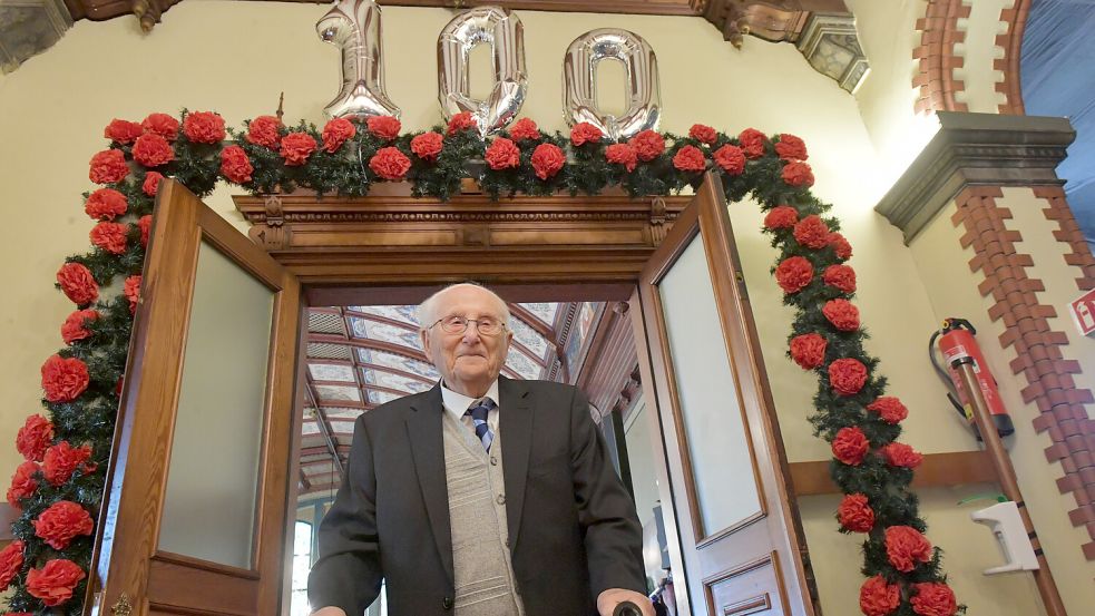 Albrecht Weinberg wurde 100 Jahre alt. Das wurde im Festsaal des Leeraner Rathauses gefeiert. Foto: Ortgies