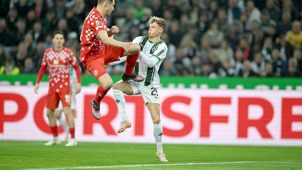 Torschütze Dominik Kohr im Zweikampf mit Robin Hack. Foto: Fabian Strauch/dpa