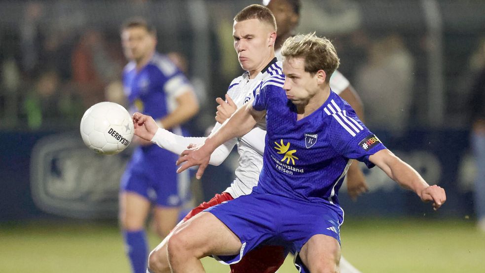 David Schiller hat mit Kickers Emden am Freitag gegen den HSV II verloren. Foto: Doden, Emden