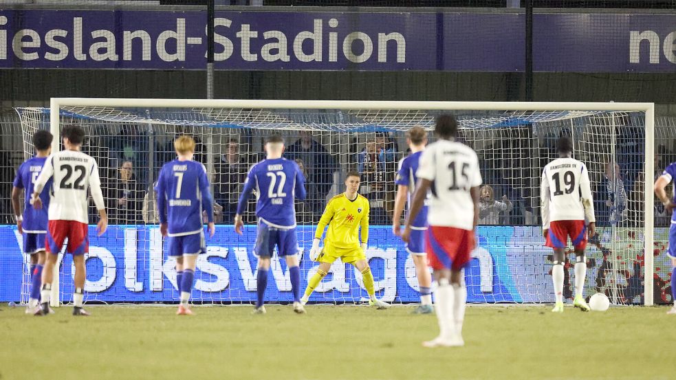 Der Anfang vom Ende für den BSV Kickers: Omar Sillah (rechts) verwandelt einen Foulelfmeter zum 0:1. Fotos: Doden