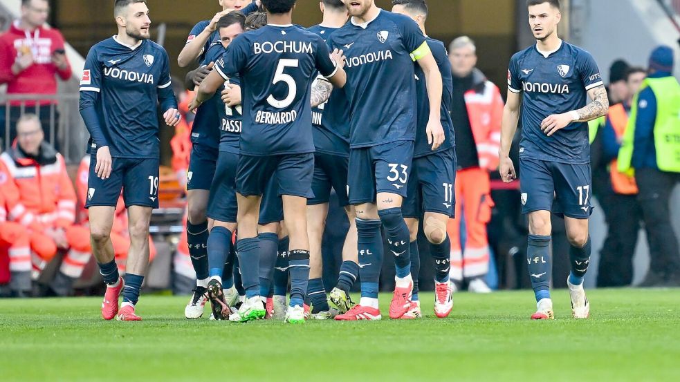 Bochumer Siegjubel in München. Hier feiern die VfL-Profis nach dem Tor zum 2:2. Foto: Sven Hoppe/dpa