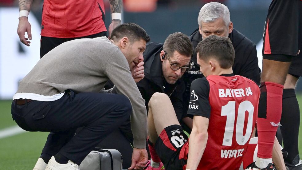 Bayer Leverkusens Mittelfeldstar Florian Wirtz hat sich im Bundesligaspiel gegen Werder Bremen verletzt. Foto: Federico Gambarini/dpa