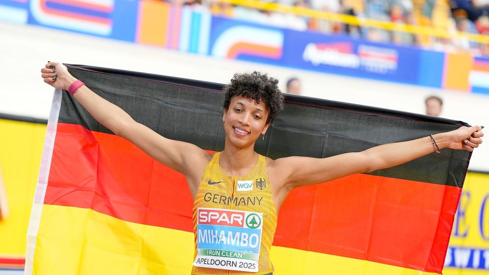 Malaika Mihambo freute sich über EM-Bronze im letzten Versuch. Foto: Peter Dejong/AP/dpa