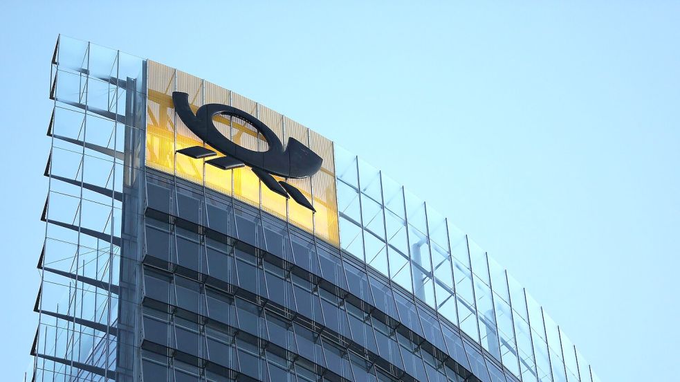 Das Posthorn-Logo auf dem Dach der DHL-Konzernzentrale in Bonn. Foto: Oliver Berg/dpa