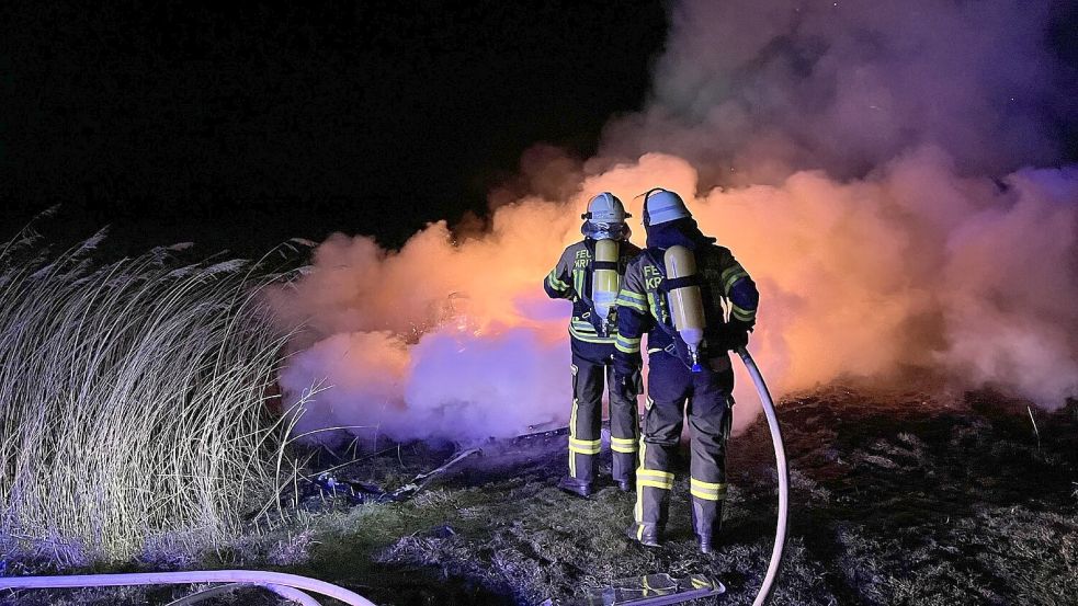 Feuerwehren aus der Krummhörn rückten Samstagabend zu einem Wohnwagen-Brand aus. Fotos: Feuerwehr