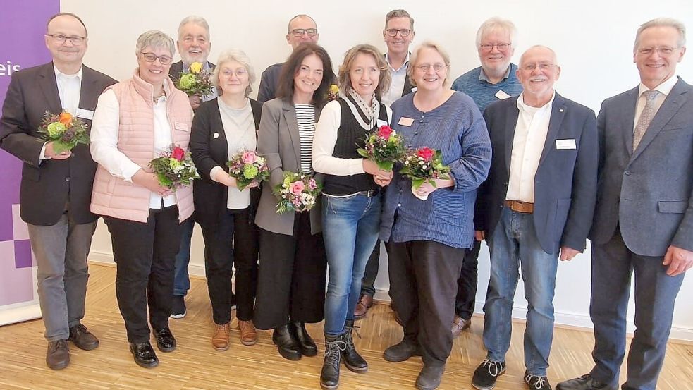 Der neue Kirchenkreisvorstand besteht aus Dr. Joachim Herbst (von links) , Pastorin Silke Kampen, Holm Eggers, Anneliese Daniel, Bernhard Lienemann, Petra de Buhr, Pastorin Sunnive Förster, Kirchenamtseiter Holger Dierks, Pastorin Heike Musolf, Paul-Fooko Ohling, Dieter Emler und Superintendent Tido Janssen. Foto: privat