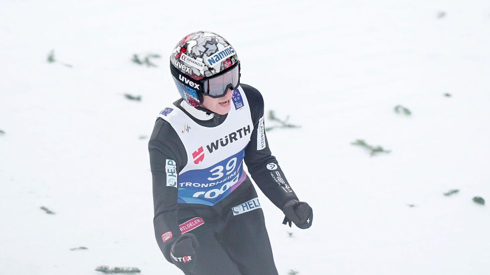 Skispringer Marius Lindvik wurde nach Silber disqualifiziert. Foto: Matthias Schrader/AP/dpa