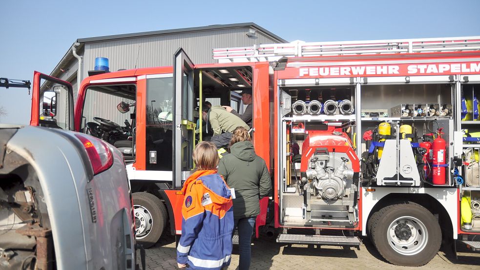 Die Feuerwehr stellte auch ein Fahrzeug vor. Foto: Wolters