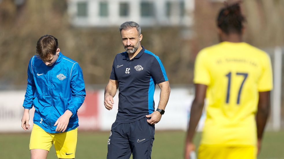 Germanias Trainer Erhan Colak (Mitte) und seine Mannschaft mussten sich im Kellerduell gegen Gesmold mit einem Punkt begnügen. Foto: Doden, Emden