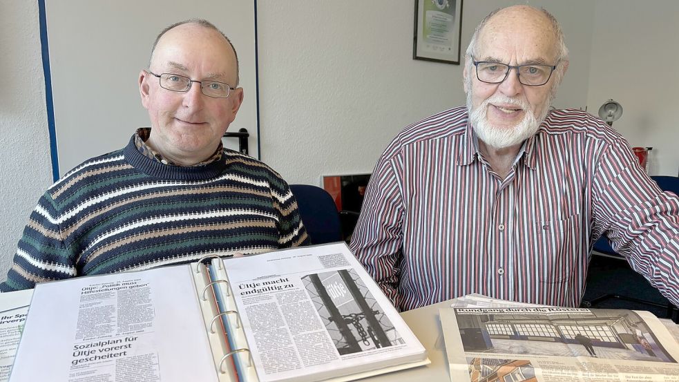 Hermann Gronewold (links) und Joachim Kahrels erinnern sich noch gerne an ihre Zeit bei Ültje in Emden. Zeitungsartikel von damals wurden sorgfältig abgeheftet. Foto: Hanssen