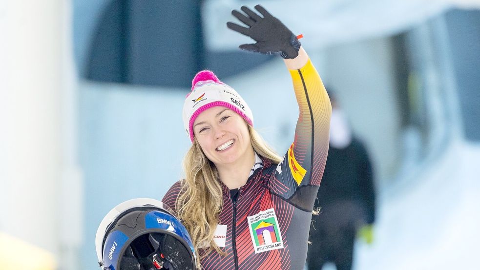 Laura Nolte freut sich bei der Monobob-WM in Lake Placid über Silber. Foto: Expa/Johann Groder/APA/dpa