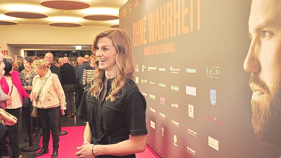 Ilka Sparringa auf dem roten Teppich vor der Premiere ihres Debütfilms „Ohne Wahrheit“. Foto: Wolters