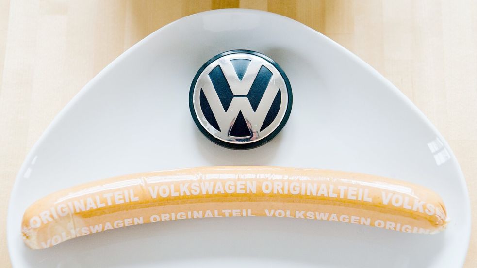 Die VW-Currywurst ist nicht nur in den Werkskantinen erhältlich, sondern auch in vielen Supermärkten. (Archivfoto) Foto: Julian Stratenschulte/dpa