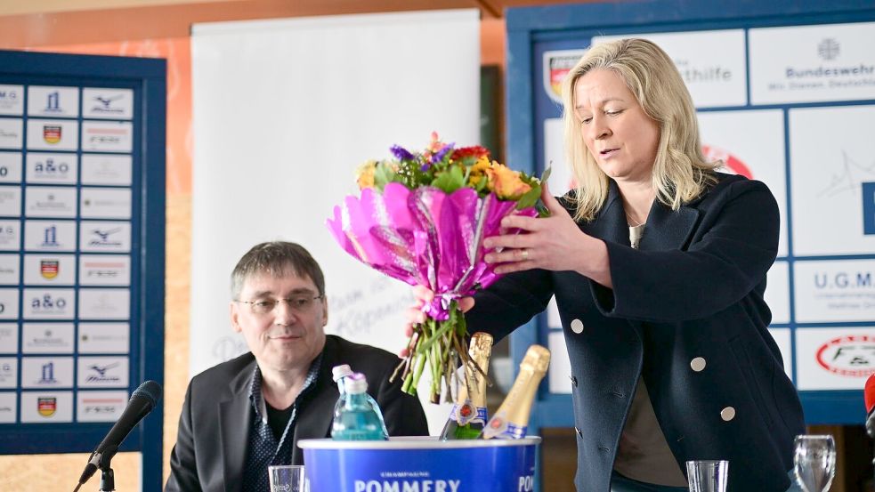 Blumen und Champagner zum Abschied. Foto: Sebastian Christoph Gollnow/dpa