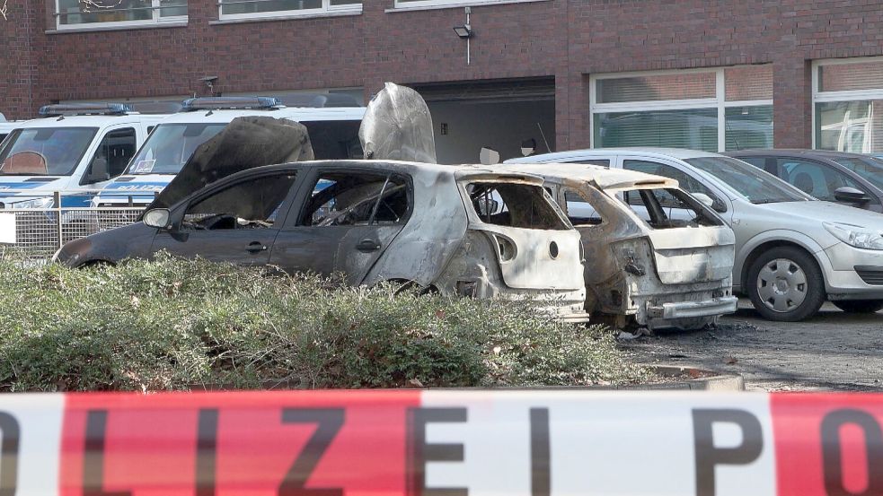 Vier Polizeifahrzeuge sind in der Nacht zu Montag in Bremen durch Brände beschädigt worden. Zwei brannten vollständig aus. Foto: Nonstopnews