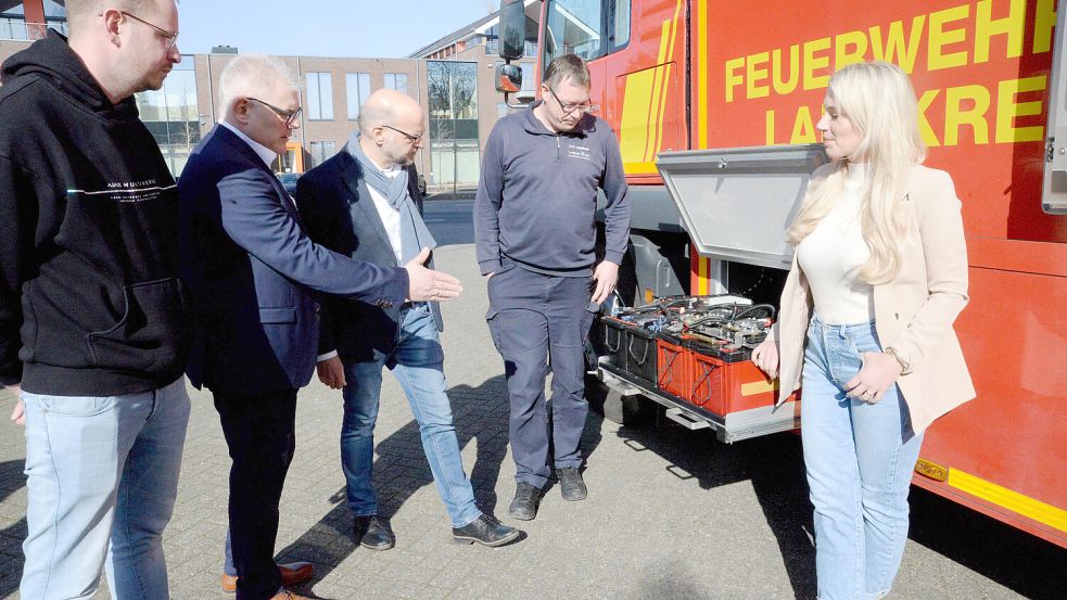 Die neue Gefahrenmeldeanlage stellten am Beispiel der Kreisfeuerwehr Dominik Steiner (von links, Herstellerfirma Ajax), Jörg Ender (Systemtechnik EPS), Jens Boelen (Sandersfeld Sicherheitstechnik), Hans-Hermann Leemhuis (Kreisfeuerwehr Leer) und Merle Sandersfeld-Kelm (Sandersfeld Sicherheitstechnik) vor. Foto: Lüppen