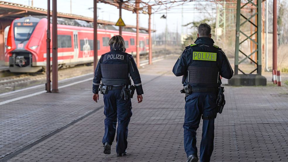 Stationäre Grenzkontrollen sind im Schengen-Raum eigentlich nicht vorgesehen und müssen, da wo sie trotzdem eingerichtet werden, bei der EU-Kommission angemeldet werden. (Archivfoto) Foto: Patrick Pleul/dpa