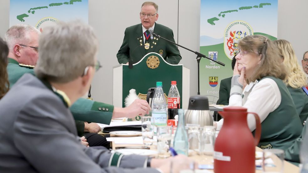 Der Präsident des Ostfriesischen Schützenbundes, Detlef Temmen (Mitte), bei seiner Rede. Fotos: Passmann