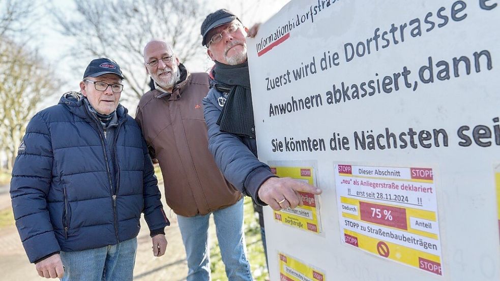 Vor zwei Wochen wurde entlang der Dorfstraße plakatiert. Daran waren neben vielen anderen die Anwohner Robert Preyk (von links), Detlef Preyk und Uwe Türbsch beteiligt. Foto: Ortgies