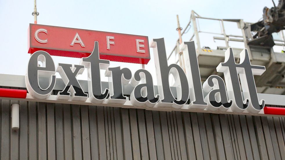 Viele Auricher warten gespannt auf die Eröffnung des Café Extrablatt auf dem Marktplatz. Foto: Romuald Banik