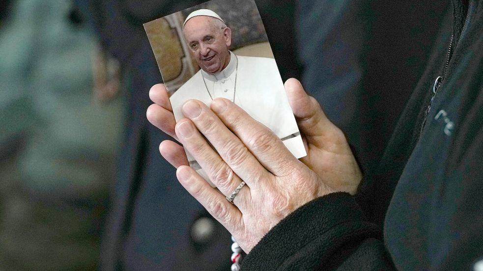 Papst Franziskus ist bereits seit mehr als drei Wochen im Krankenhaus. Foto: Andrew Medichini/AP/dpa