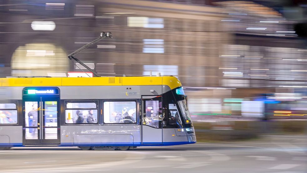 Als einzige Großstadt hat Leipzig das Nahverkehrsangebot seit 2023 um mehr als 10 Prozent ausgebaut. (Archivbild) Foto: Hendrik Schmidt/dpa