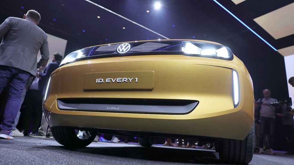 Ein Showcar namens ID. EVERY1 von Volkswagen steht bei seiner Präsentation auf einem Drehteller bei der Media Night. Foto: Vennenbernd/DPA