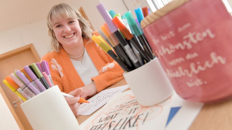 Deike Borde hat für die Landwichter einen Kursus in Handlettering gegeben. Kreativ sein in netter Rund – das gefällt ihr an dem Netzwerk. Foto: Ortgies