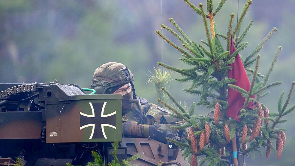 Den Einsatz im Gefecht probt die Bundeswehr in dieser Woche in Hesel. Dabei kann es laut werden. Symbolfoto: Philipp Schulze/dpa