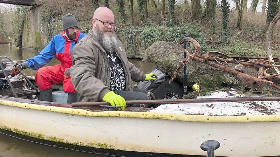 Sogar Weihnachtsbäume haben Alfred Kieselbach (l.) und Ingo Weber beim Clean-Up schon aus Emder Gewässern gezogen. Foto: Hanssen/Archiv