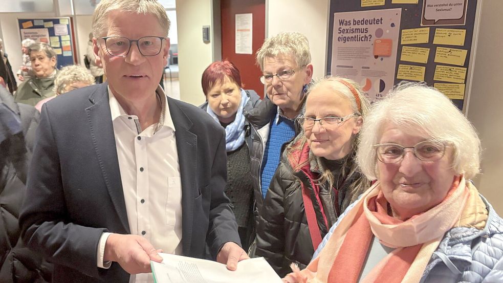 Rosemarie Legendre überreichte Bürgermeister Horst Feddermann rund 40 Unterschriften für den Erhalt des Anrufbusses. Foto: Aiko Recke