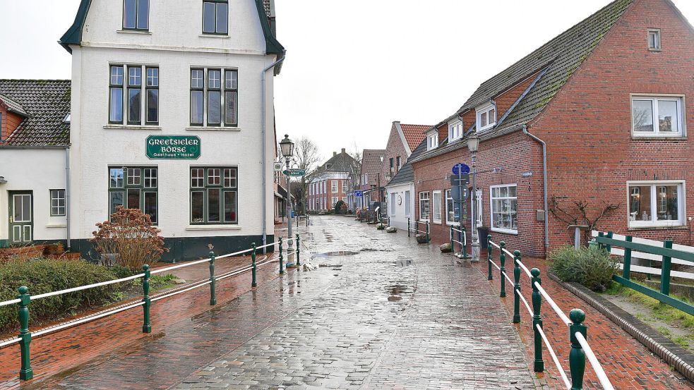 Die Mühlenstraße im Herzen von Greetsiel soll ab dem Herbst über mehrere Jahre saniert werden. Das bringt Einschränkungen mit sich. Foto: Wagenaar/Archiv