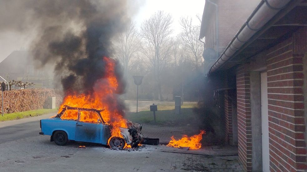 Ein Oldtimer hat in Bunde gebrannt. Fotos: Loger