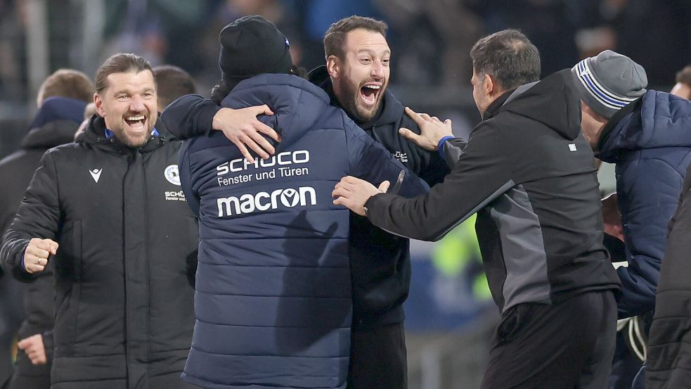 Eine wunderbare Pokalreise erlebt Arminia Bielefeld mit Trainer Mitch Kniat (Mitte). Der Drittligist steht im DFB-Pokal-Halbfinale. Foto: DPA