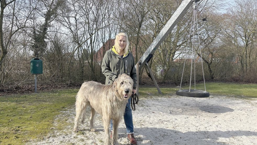 Ausnahmsweise posiert Hund Harvey von Anja von Lintel für die Zeitung auf dem Spielplatz Diekelweg: Andere Halter scheinen sich dort öfter aufzuhalten, obwohl sie das nicht dürfen. Foto: Löschen