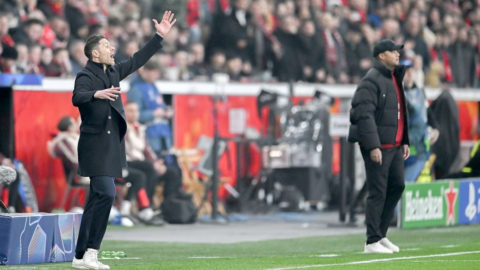 Xabi Alonso (l) fand diesmal kein Mittel gegen seinen Ex-Club und dessen Coach Vincent Kompany (r) Foto: Fabian Strauch/dpa