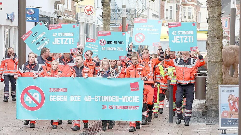 Bereits im März 2024 zogen die Rettungsdienstler mit Plakaten und Trillerpfeifen durch die Auricher Fußgängerzone. Foto: Romuald Banik