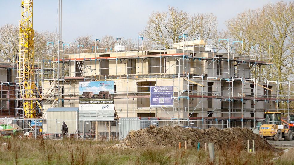 Wohnraum ist ein akutes Thema, auch im Landkreis Aurich. Das Foto zeigt einen Neubau im großen Baugebiet „Im Timp“ in Aurich. Foto: Romuald Banik