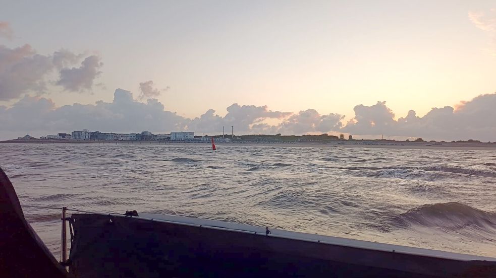 Blick von See aus auf Norderney: Es war ein herrlicher Morgen mit ruhiger See, als Konrad Staratschek dort von einer Monsterwelle getroffen wurde. Foto: Staratschek