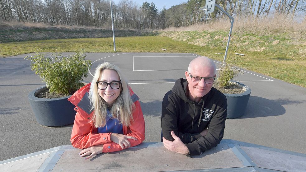 Sie haben den letzten Schritt für den Jugendplatz in Wiesmoor bald geschafft: Heidrun Engelbrecht vom städtischen Bauamt Wiesmoor und Michael Hofer, Leiter für Jugendpflege und Schulsozialarbeit der Stadt. Foto: Ortgies