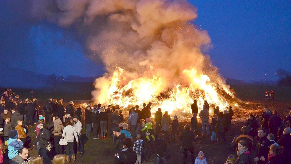 Das Osterfeuer in Holthusen zog viele Besucher an. Foto: Archiv