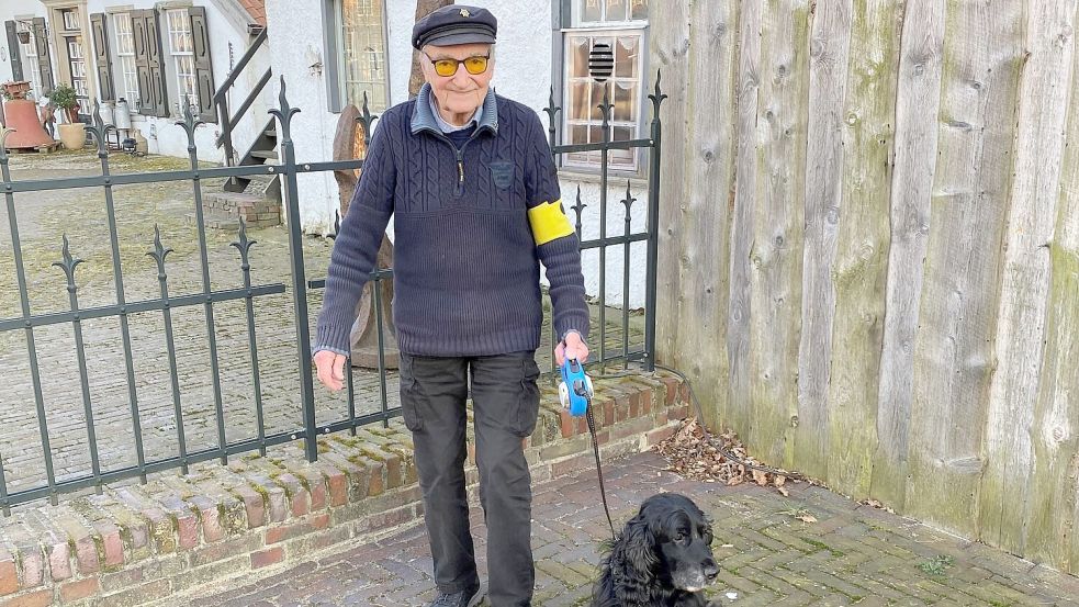 Mit seinem Hund Blacky geht Dietrich Unte mehrmals am Tag in Papenburg spazieren. Foto Risius-Hartwig