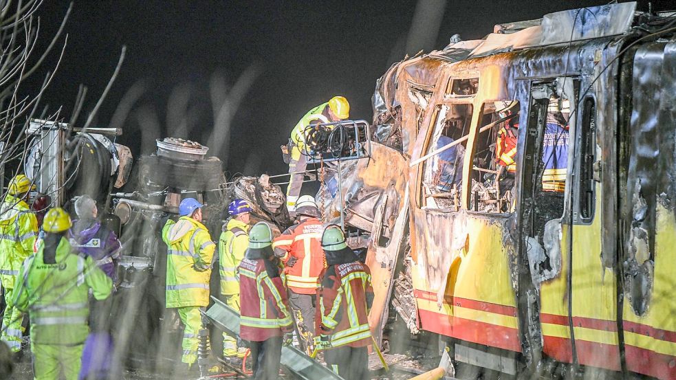 Bis in die Nacht arbeiteten die Einsatzkräfte an der Unfallstelle. Foto: Jason Tschepljakow/dpa