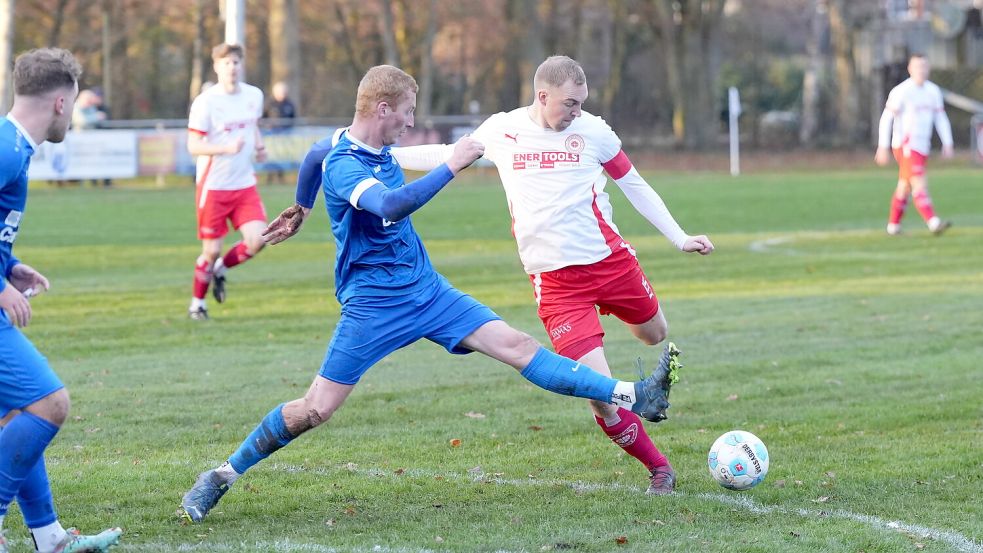 Das Hinrunden-Duell zwischen den beiden Spitzenteams TuS Esens (vorne links Norbert Könecke) und SV Großefehn (rechts Ralf Aden) endete Ende November 1:1. Das Rückspiel steigt Anfang April in Esens. Foto: Steenhoff