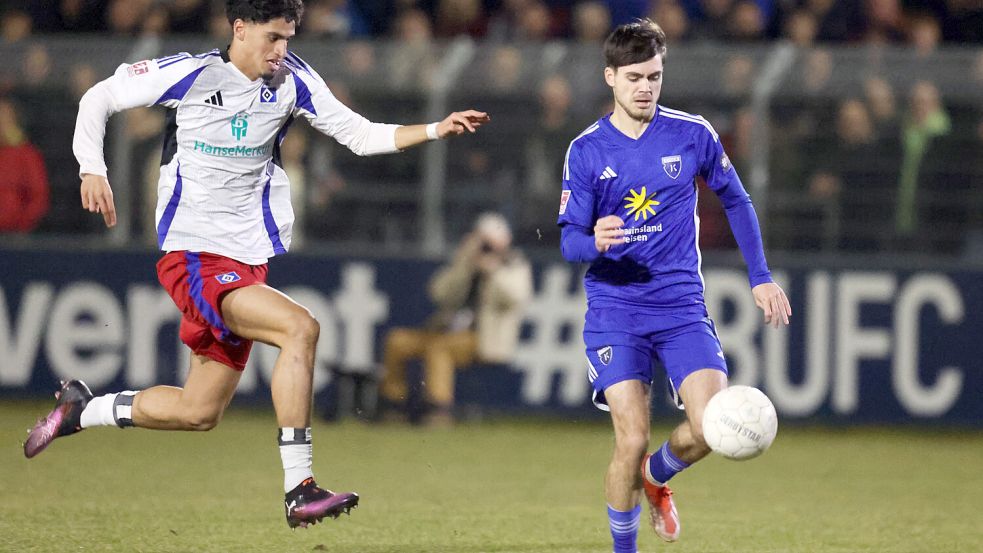 Für Kickers Emden (am Ball Mika Eickhoff) steht am Sonntag eine weite Auswärtsfahrt an. Foto: Doden, Emden