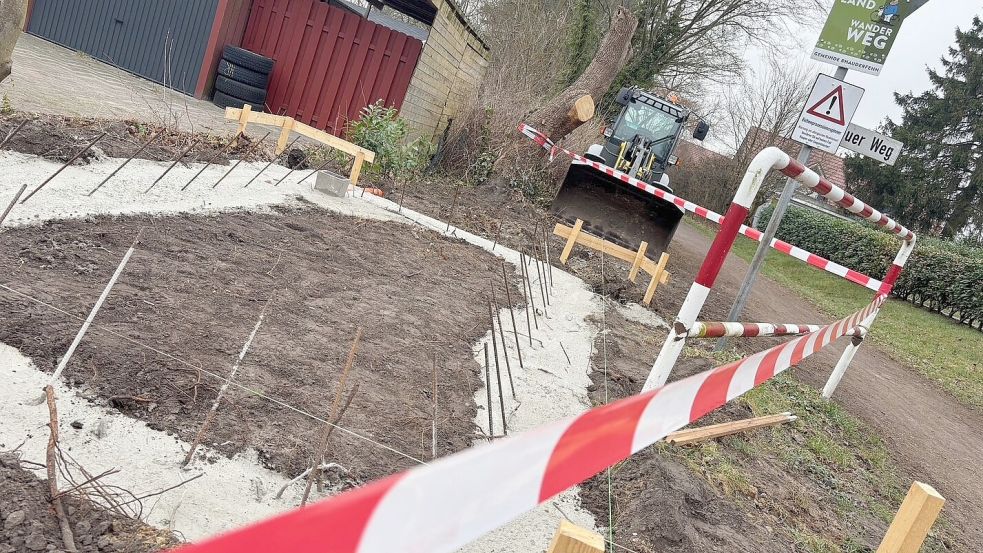 Es ist alles für das Fundament vorbereitet: Direkt am Eingang zum Ostfrieslandwanderweg am Neuen Weg soll ein Gebäude entstehen. Foto; Janßen